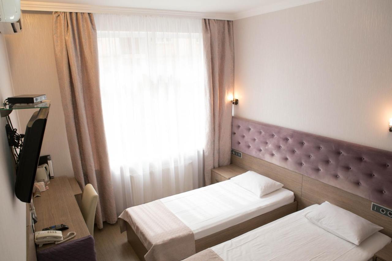 Mini Elegant Hotel Kiev Bagian luar foto
