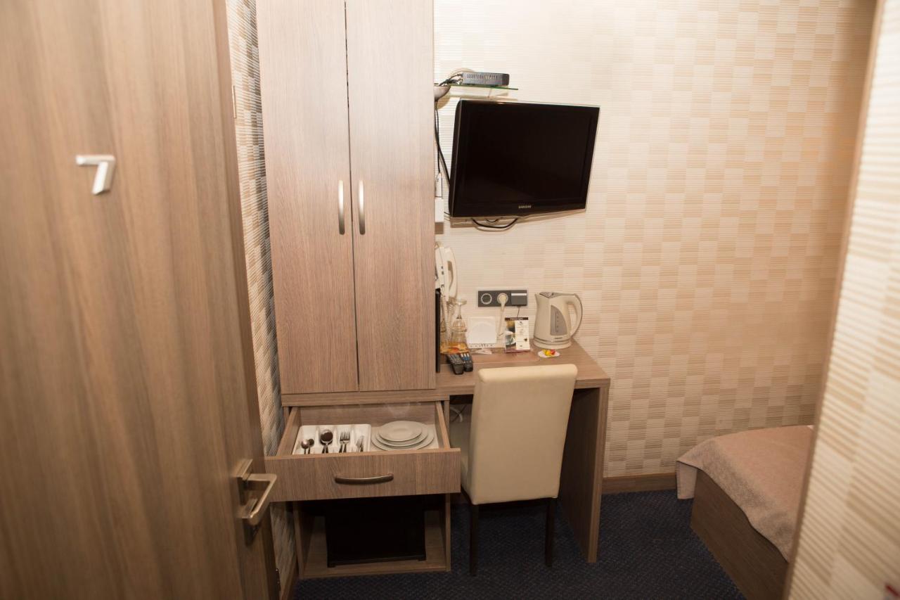 Mini Elegant Hotel Kiev Bagian luar foto