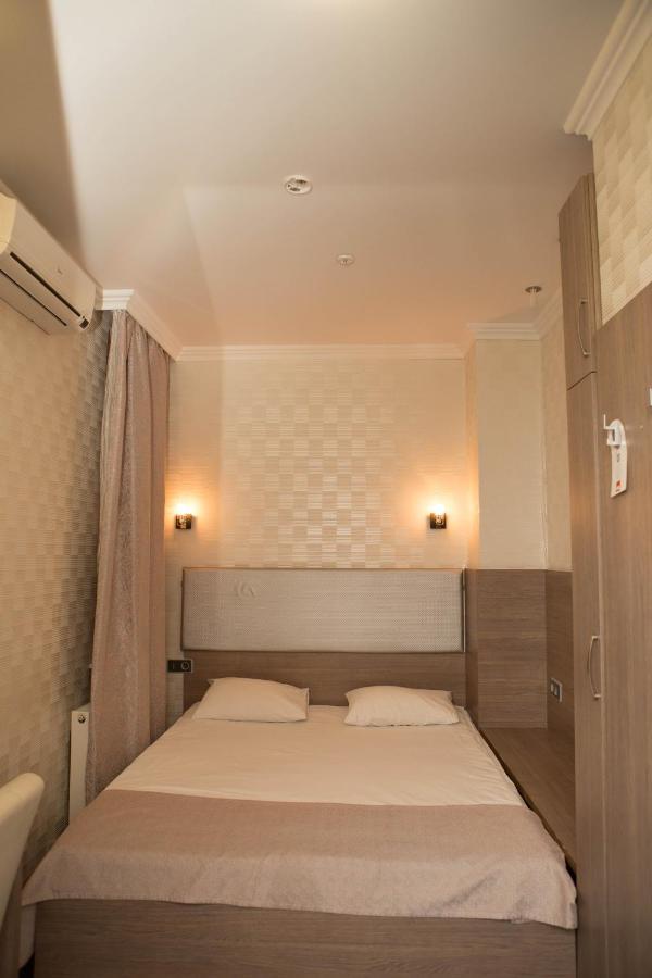 Mini Elegant Hotel Kiev Bagian luar foto