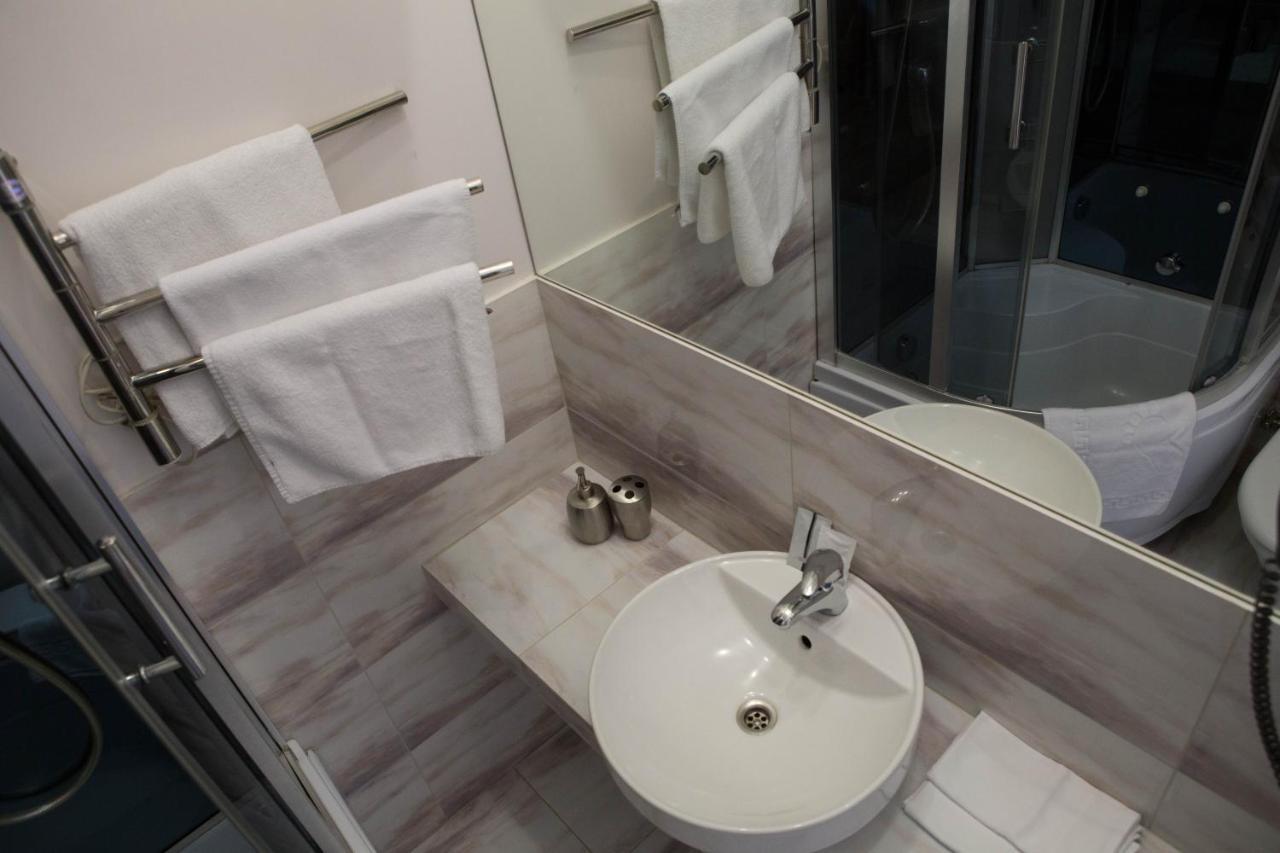Mini Elegant Hotel Kiev Bagian luar foto