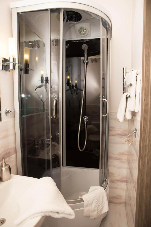 Mini Elegant Hotel Kiev Bagian luar foto
