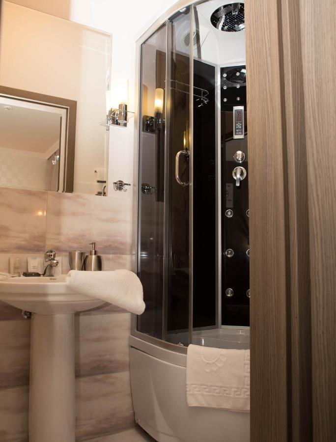 Mini Elegant Hotel Kiev Bagian luar foto