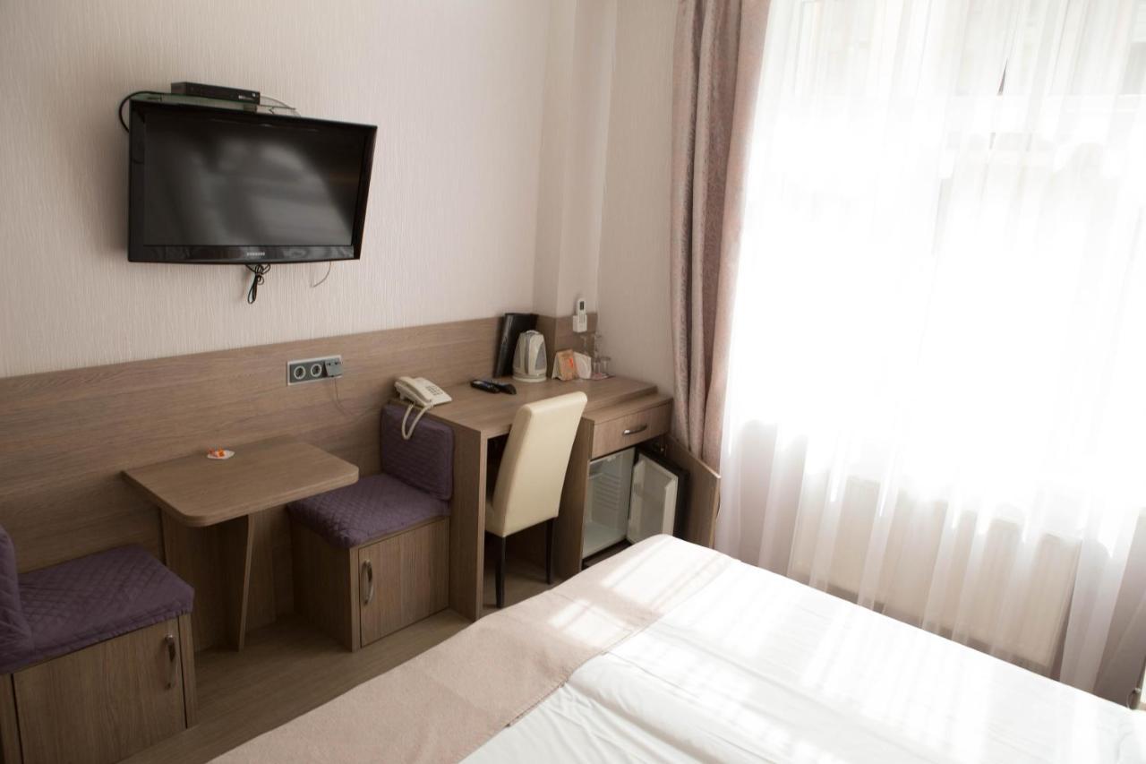 Mini Elegant Hotel Kiev Bagian luar foto