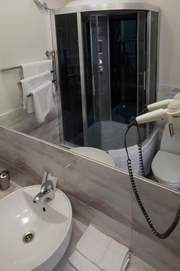 Mini Elegant Hotel Kiev Bagian luar foto